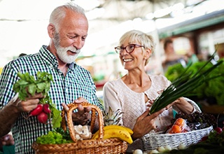 couple shopping for healthy food 